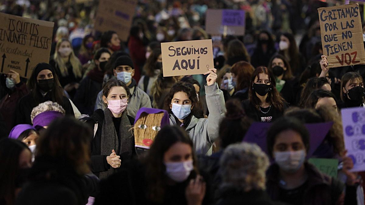 Manifestación del 8M, día de la mujer en el Passeig de Gràcia de Barcelona