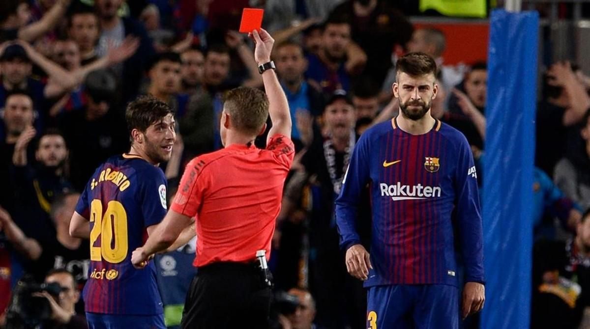 Hernández Hernández expulsa a Sergi Roberto, en presencia de Piqué, en el clásico del Camp Nou del pasado 6 de mayo. Hernández Hernández expulsa a Sergi Roberto, en presencia de Piqué, en el clásico del Camp Nou del pasado 6 de mayo.
