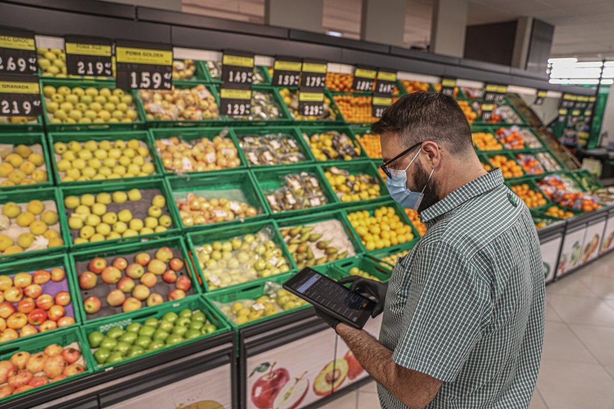 Un responsable de Mercadona controla con una tableta la evolución en tiempo real de las ventas y el estoc. Un responsable de Mercadona controla con una tableta la evolución en tiempo real de las ventas y el estoc.