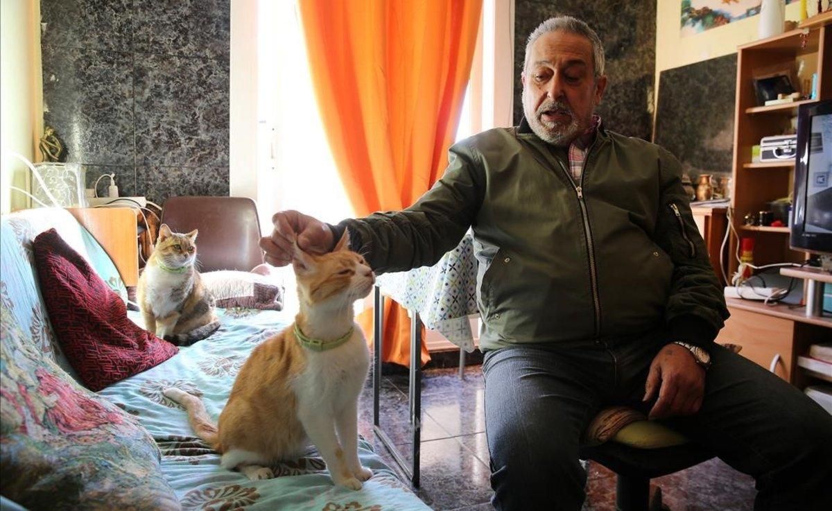 Ángel, hace unos días en el piso que ocupa en L’Hospitalet. Ángel, hace unos días en el piso que ocupa en L’Hospitalet.