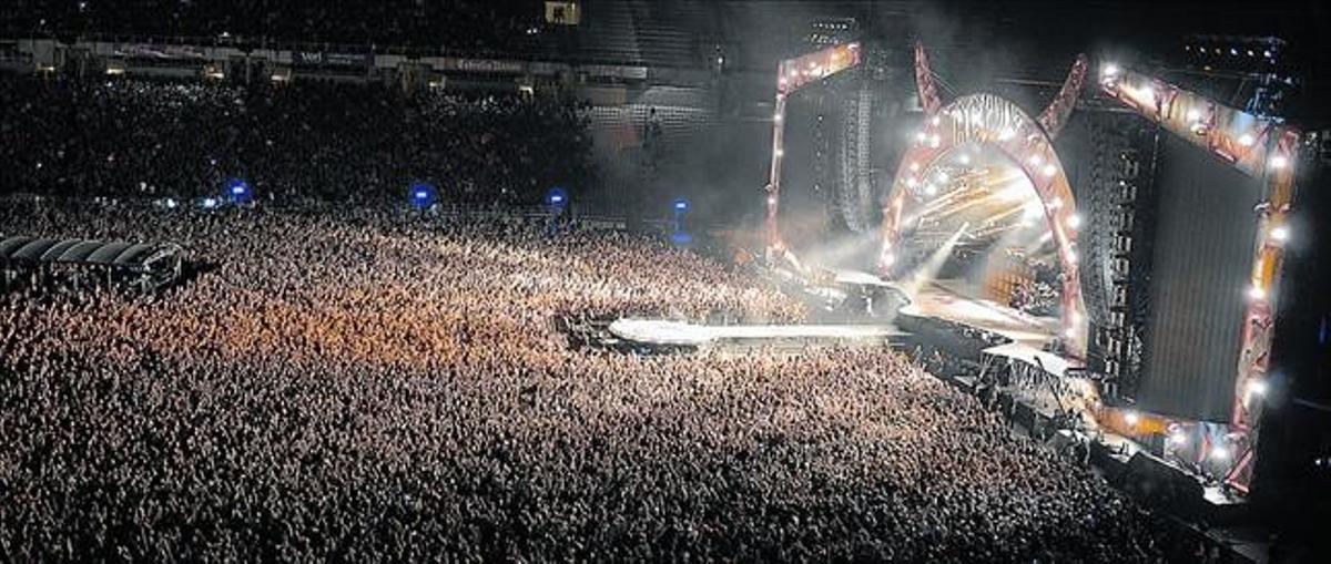 Espectacular aspecto del escenario del concierto en un Estadi Olímpic lleno hasta la bandera.