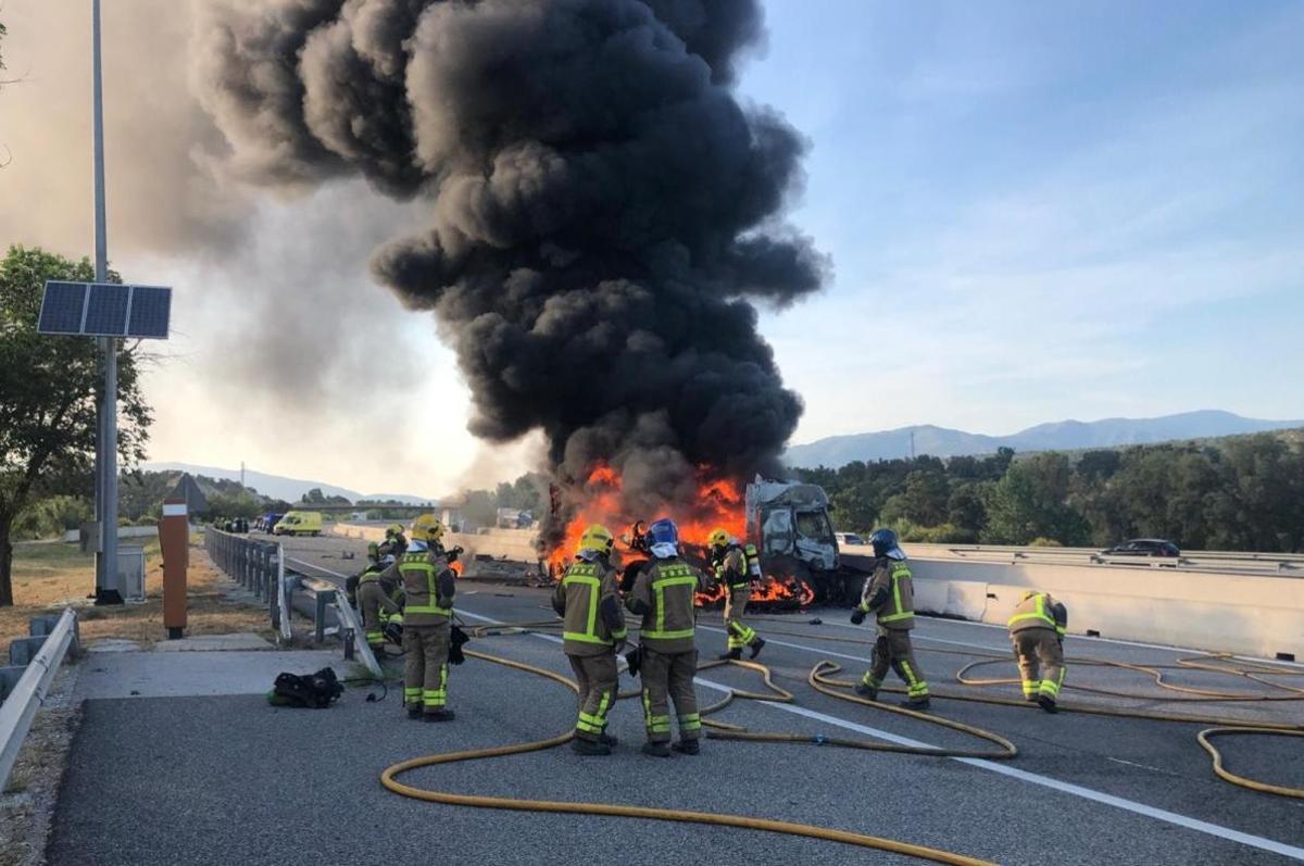 Los bomberos sofocan las llamas de un camión incendiado en la AP-7.
