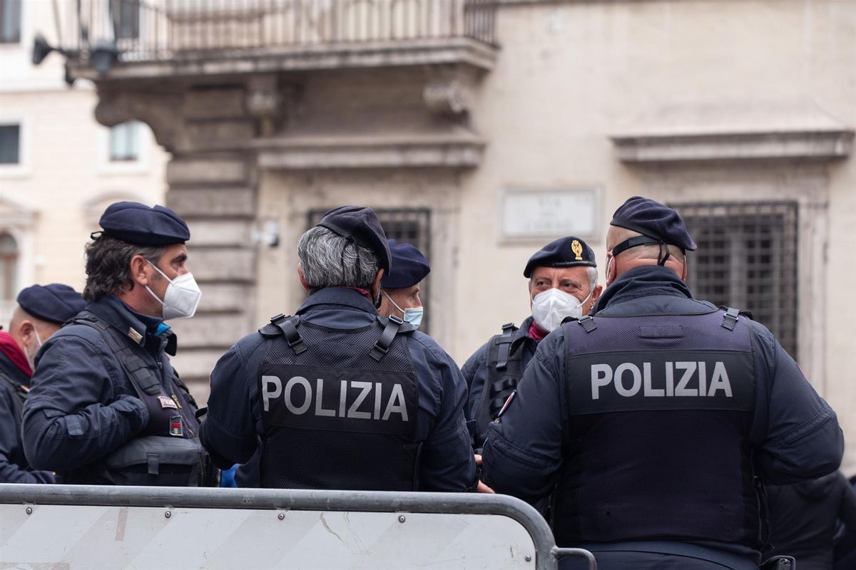 Agentes de la Policía italiana. Agentes de la Policía italiana.