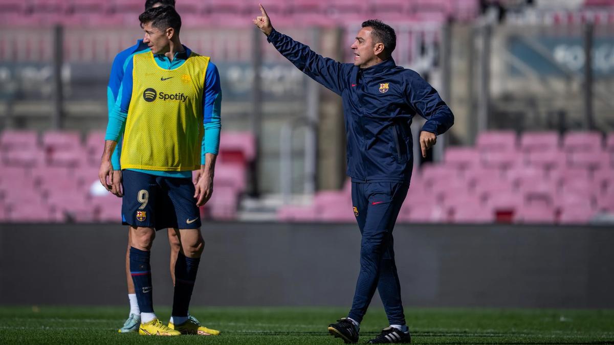 Xavi da órdenes ante Lewandowski en el Camp Nou preparando el Barça-Almería.