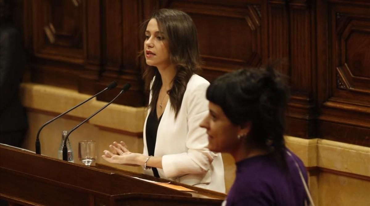 Inés Arrimadas (Ciutadans) interviene en el debate de la moción de confianza de Puigdemont. Delante, Anna Gabriel (CUP). Inés Arrimadas (Ciutadans) interviene en el debate de la moción de confianza de Puigdemont. Delante, Anna Gabriel (CUP).