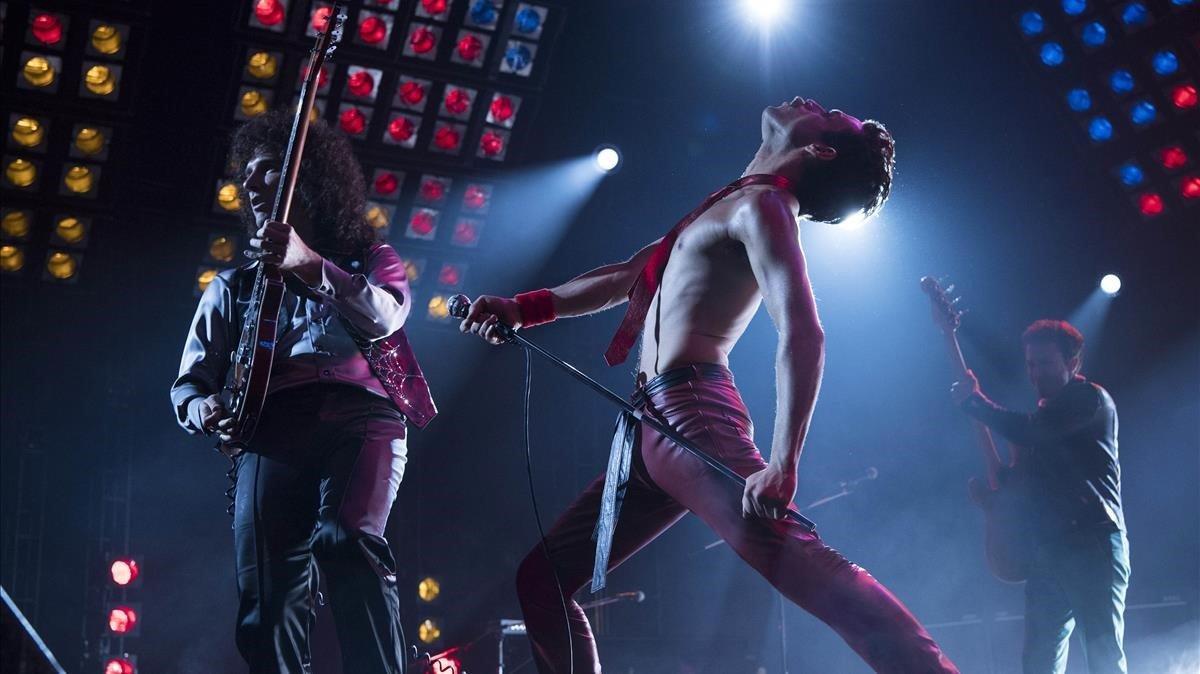 Gwilym Lee como Brian May (izquierda) y Rami Malek como Freddie Mercury en el filme ’Bohemian Rhapsody’.