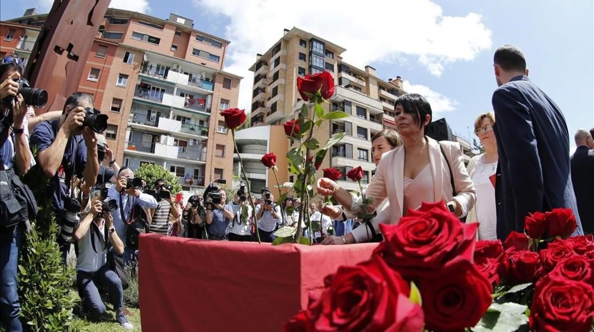 La parlamentaria de EH Bildu Maddalen Iriarte deja una rosa para recordar el secuestro y asesinato de Miguel Ángel Blanco. La parlamentaria de EH Bildu Maddalen Iriarte deja una rosa para recordar el secuestro y asesinato de Miguel Ángel Blanco.