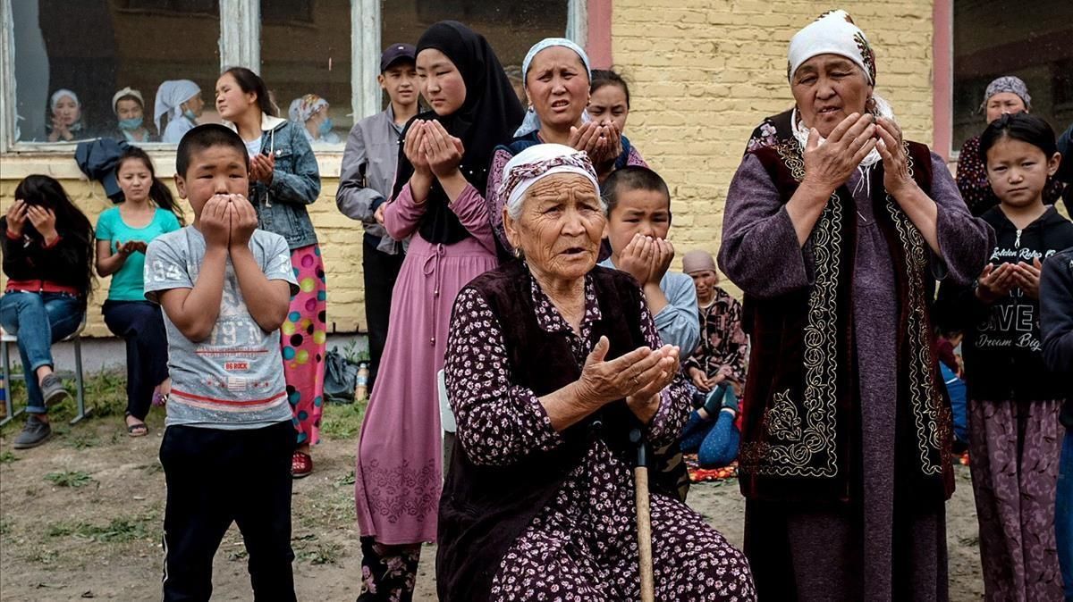 Ciudadanos de Kirghizstan evacuados de los distritos fronterizos con Tadjikistan por los ataques por la disputa territorial. Ciudadanos de Kirghizstan evacuados de los distritos fronterizos con Tadjikistan por los ataques por la disputa territorial.