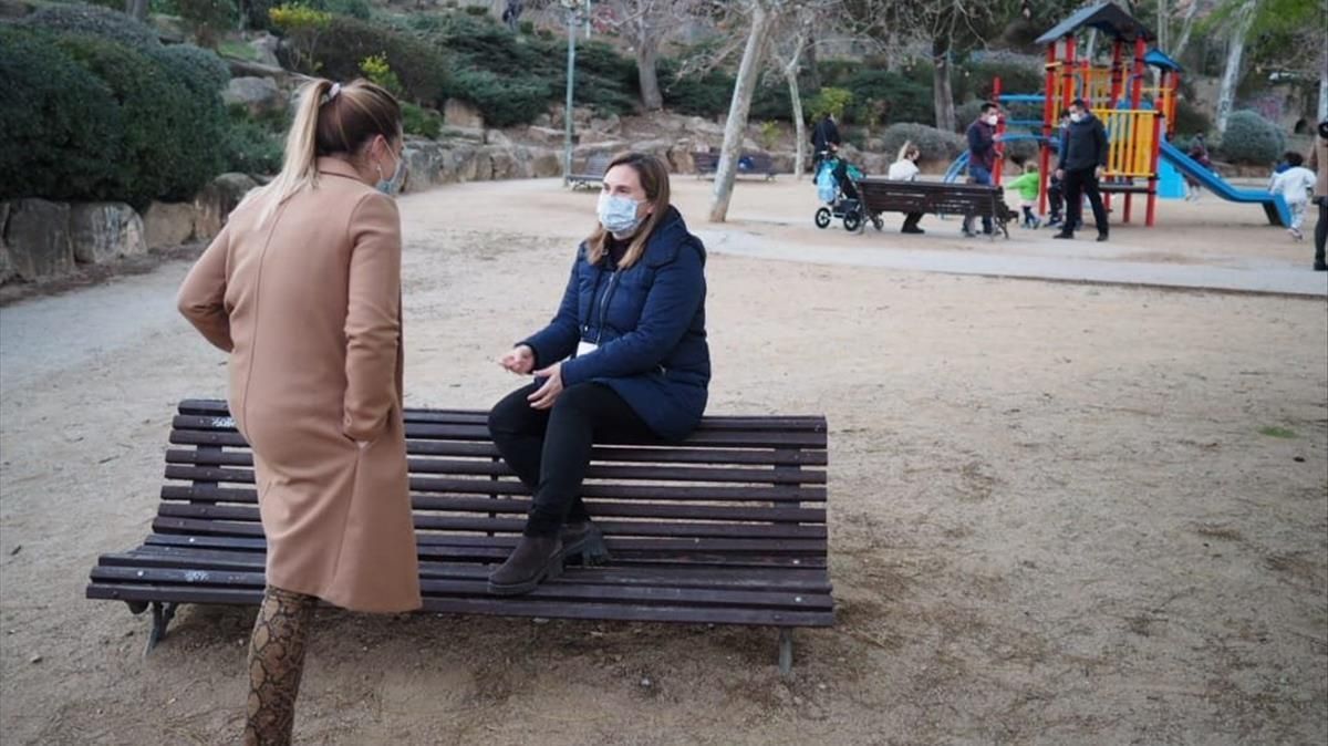 Nuria Serra y Marta Castiñeiro, dos madres que se reúnen por la tarde en el parque de Can Barriga de Badalona. Nuria Serra y Marta Castiñeiro, dos madres que se reúnen por la tarde en el parque de Can Barriga de Badalona.
