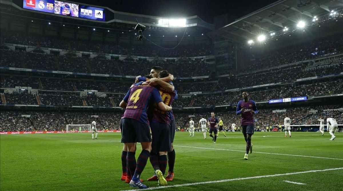 Los jugadores azulgrana celebran el tanto de Rakitic. Los jugadores azulgrana celebran el tanto de Rakitic.