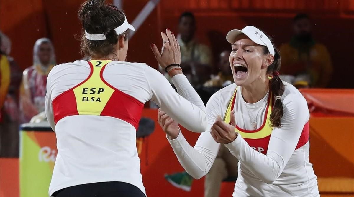 Liliana Fernández y Elsa Baquerizo se abrazan en su partido bajo la lluvia ante las brasileñas Ágatha y Bárbara en Copacabana. Liliana Fernández y Elsa Baquerizo se abrazan en su partido bajo la lluvia ante las brasileñas Ágatha y Bárbara en Copacabana.