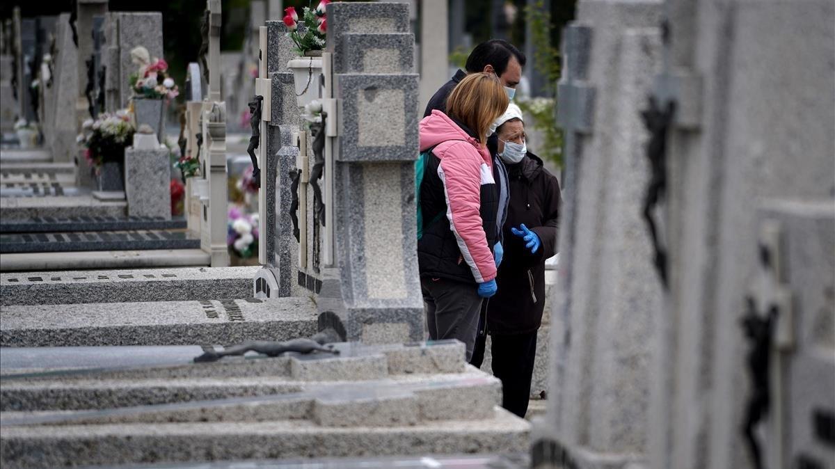 Un entierro reciente de una víctima de covid-19 en un cementerio de Madrid