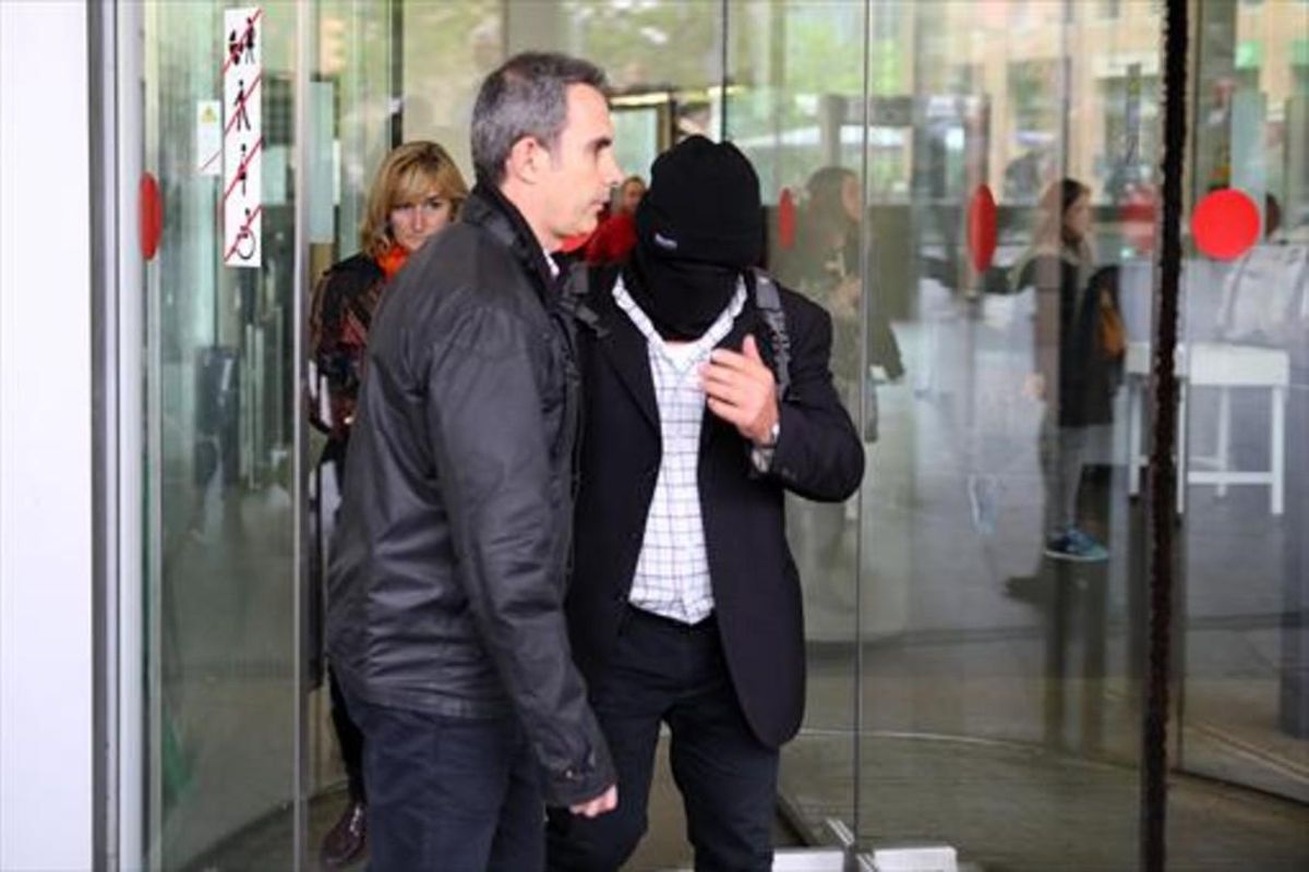 Joaquim Benítez acude a declarar con la cabeza cubierta en la Ciutat de la Justícia, el pasado mes de abril. Joaquim Benítez acude a declarar con la cabeza cubierta en la Ciutat de la Justícia, el pasado mes de abril.