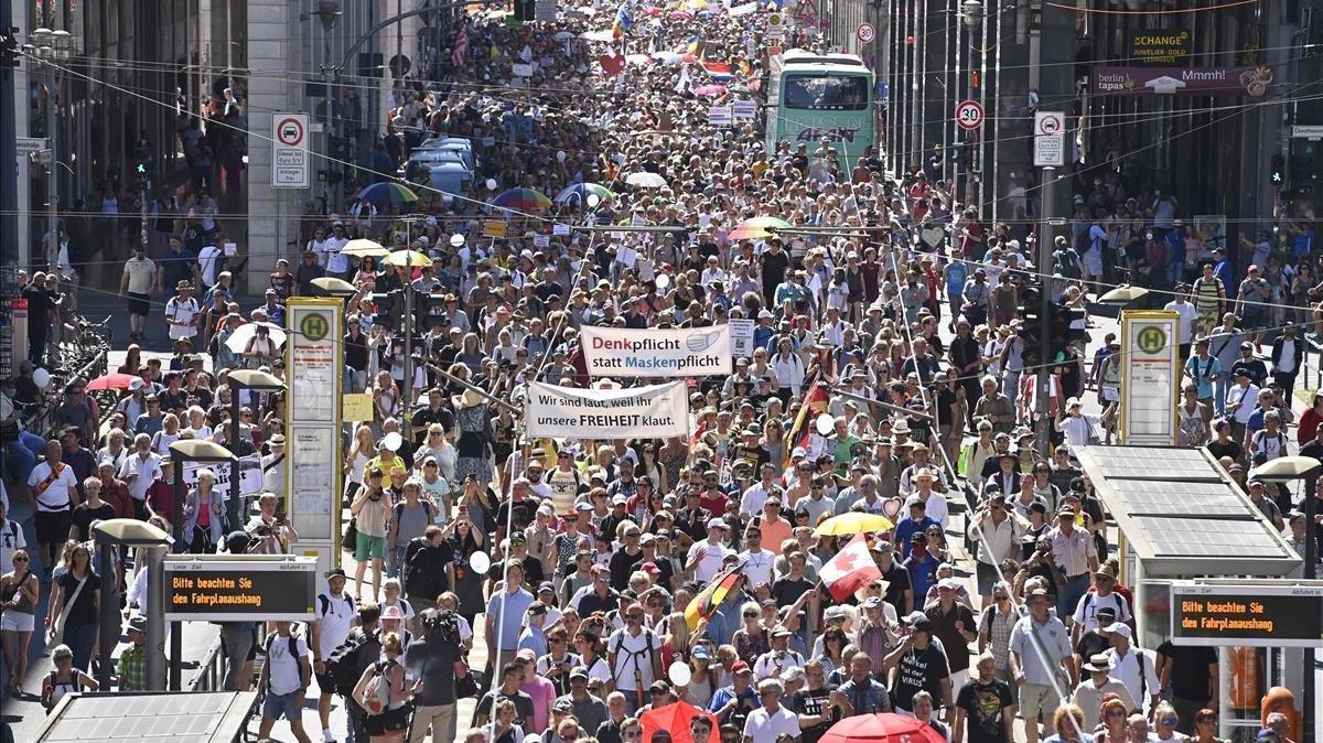 Manifestación de 15.000 personas en Berlín, en protesta contra las restricciones impuestas para frenar la pandemia de coronavirus.
