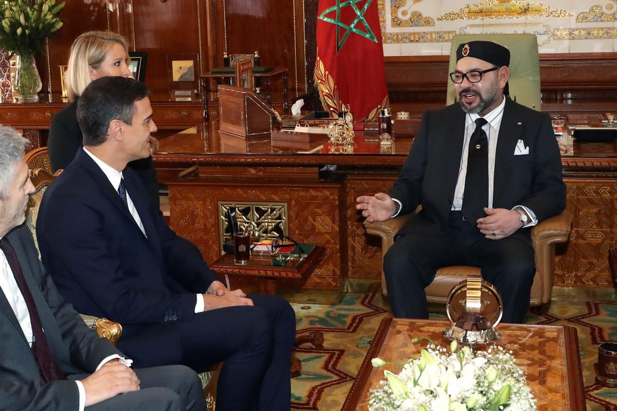 El presidente del Gobierno, Pedro Sánchez, y el ministro del Interior, Fernando Grande-Marlaska, durante el encuentro con el rey Mohamed VI, en el Palacio Real de Rabat, el pasado 19 de noviembre de 2018. 