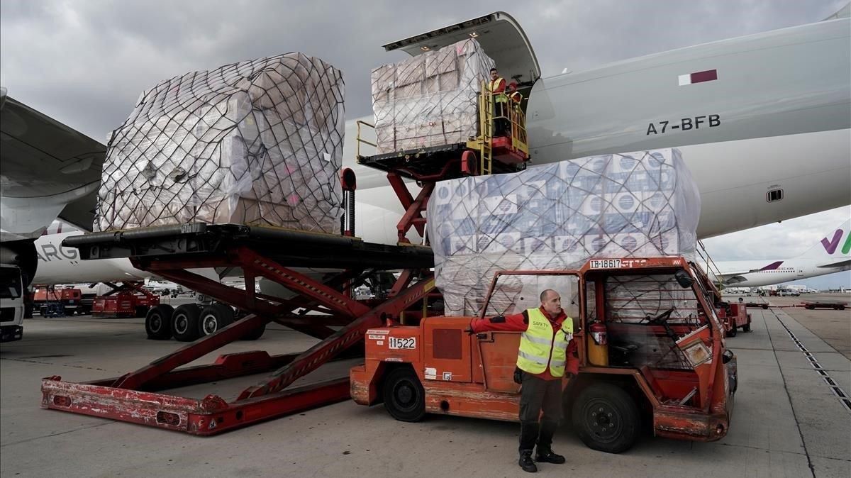 Descarga de un avión cargado con material sanitario procedente de China, en Madrid, el pasado 2 de abril. Descarga de un avión cargado con material sanitario procedente de China, en Madrid, el pasado 2 de abril.