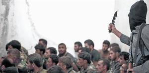 Combatiente del Estado Islámico junto a soldados sirios, tras la toma de una base cerca de Raqqa, una de los pocas batallas entre el EI y el régimen.