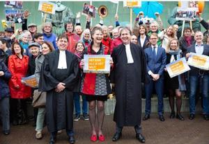 Marjan Minnesma con otros miembros de la oenegé Urgenda tras ganar su litigio al Estado holandés.
