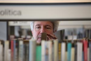 El escritor francés Éric Vuillard, en la Biblioteca Agustí Centelles, de Barcelona. 
