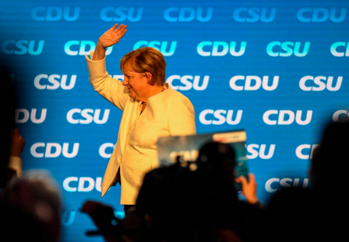 La cancillera Angela Merkel saluda a los simpatizantes de su partido durante un mitin en el sur de Alemania el 24 de septiembre. La cancillera Angela Merkel saluda a los simpatizantes de su partido durante un mitin en el sur de Alemania el 24 de septiembre.