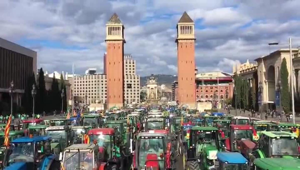 Tractorada en la avenida Maria Cristina de Barcelona