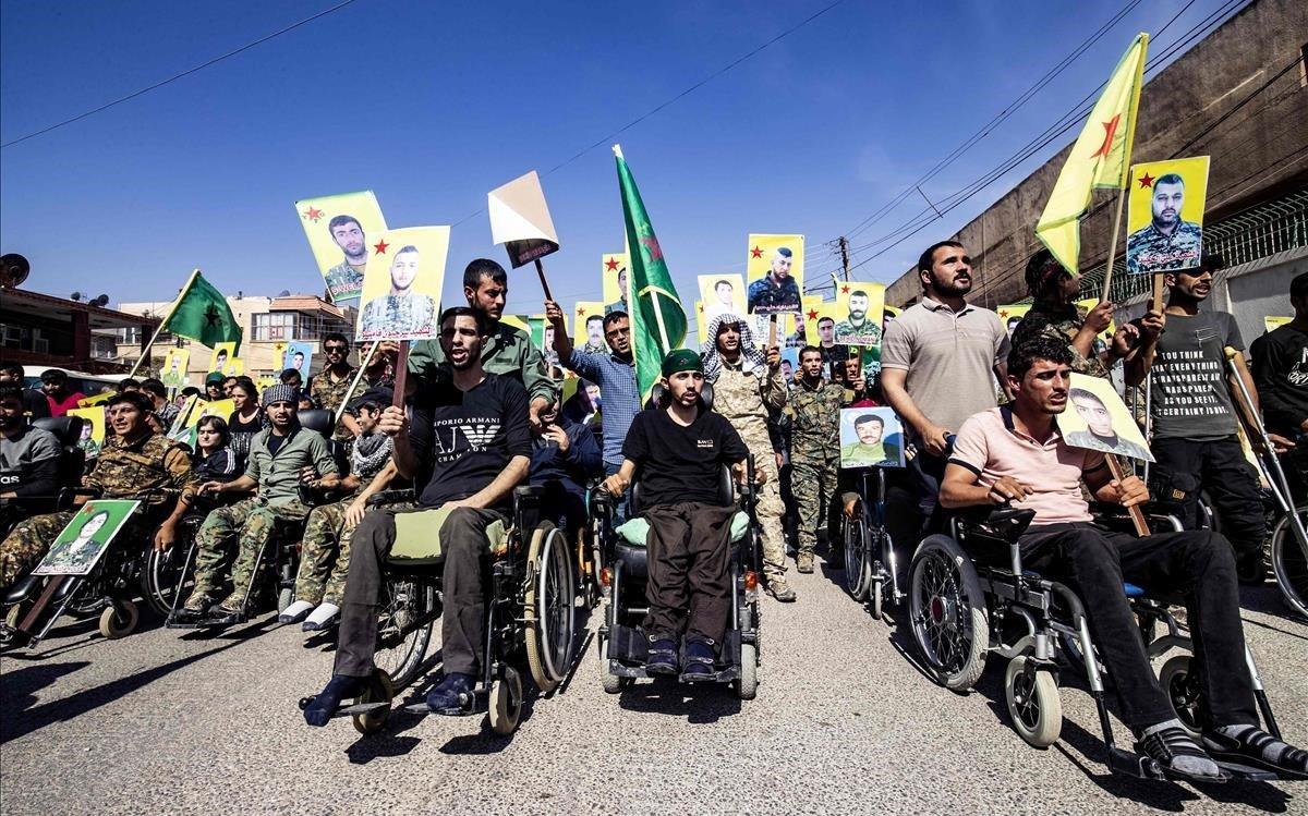 Milicias kurdas frente a la sede de Naciones Unidas en la ciudad de Qamishli, en el norte de Siria.