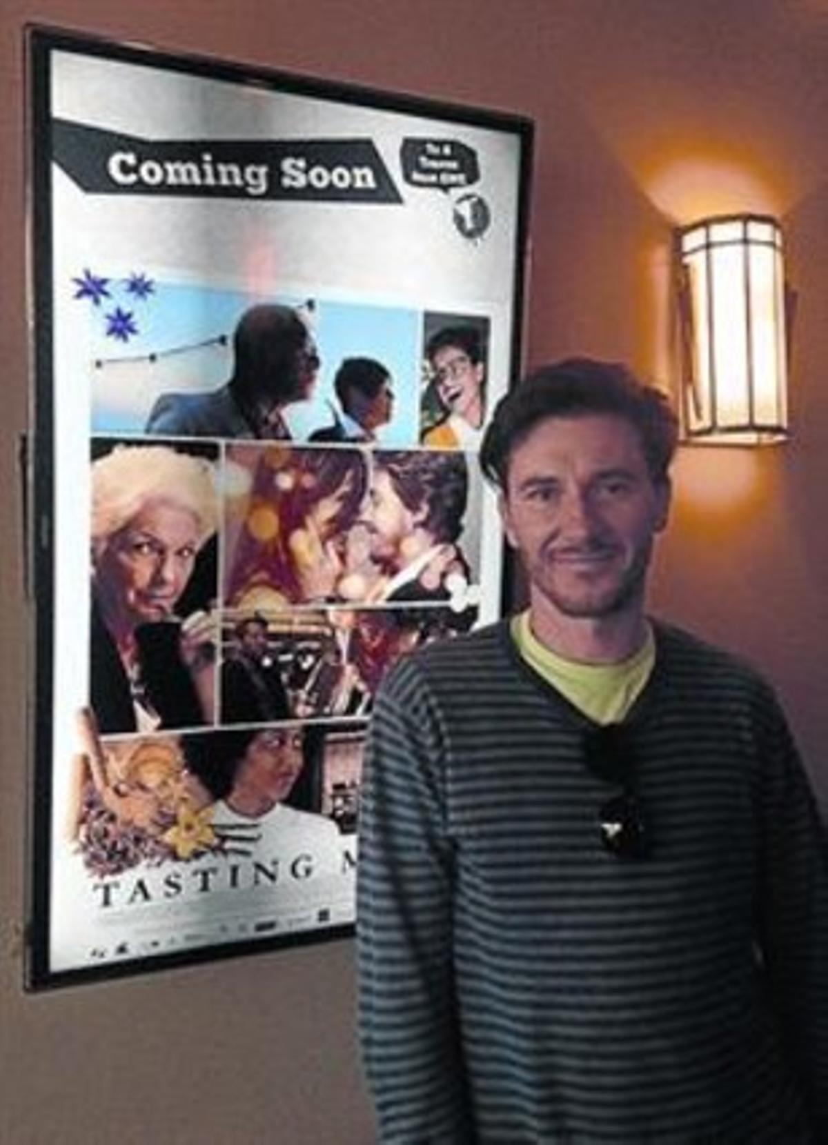 Roger Gual, en Los Ángeles, ante el póster de su película.