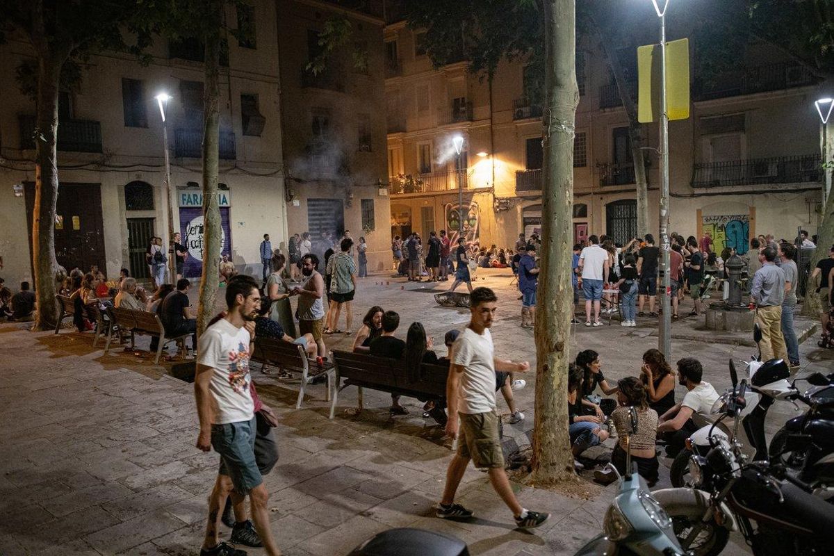 Noche de Sant Joan en una plaza de Gràcia. Noche de Sant Joan en una plaza de Gràcia.