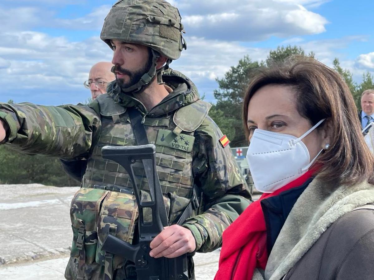 En los últimos 50 años, ningún ministro de Defensa se había enfrentado a subidas de precios del carburante como las de hoy. En la imagen, Margarita Robles visita a las tropas desplegadas en Letonia, en marzo de 2022.