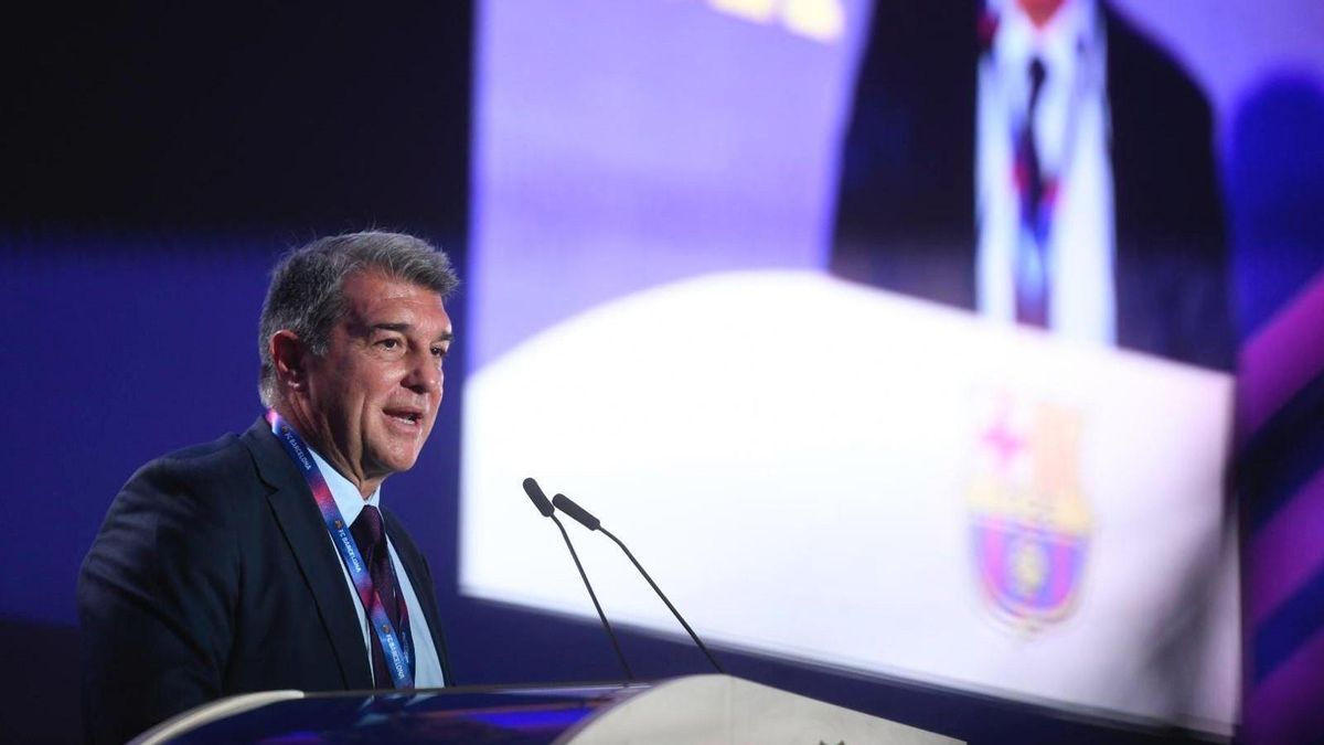 Laporta habla en la Asamblea de Compromisarios. Laporta habla en la Asamblea de Compromisarios.