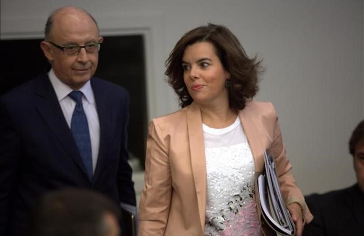 El ministro de Hacienda en funciones, Cristóbal Montoro, y la vicepresidenta del Gobierno en funciones, Soraya Sáenz de Santamaria. El ministro de Hacienda en funciones, Cristóbal Montoro, y la vicepresidenta del Gobierno en funciones, Soraya Sáenz de Santamaria.