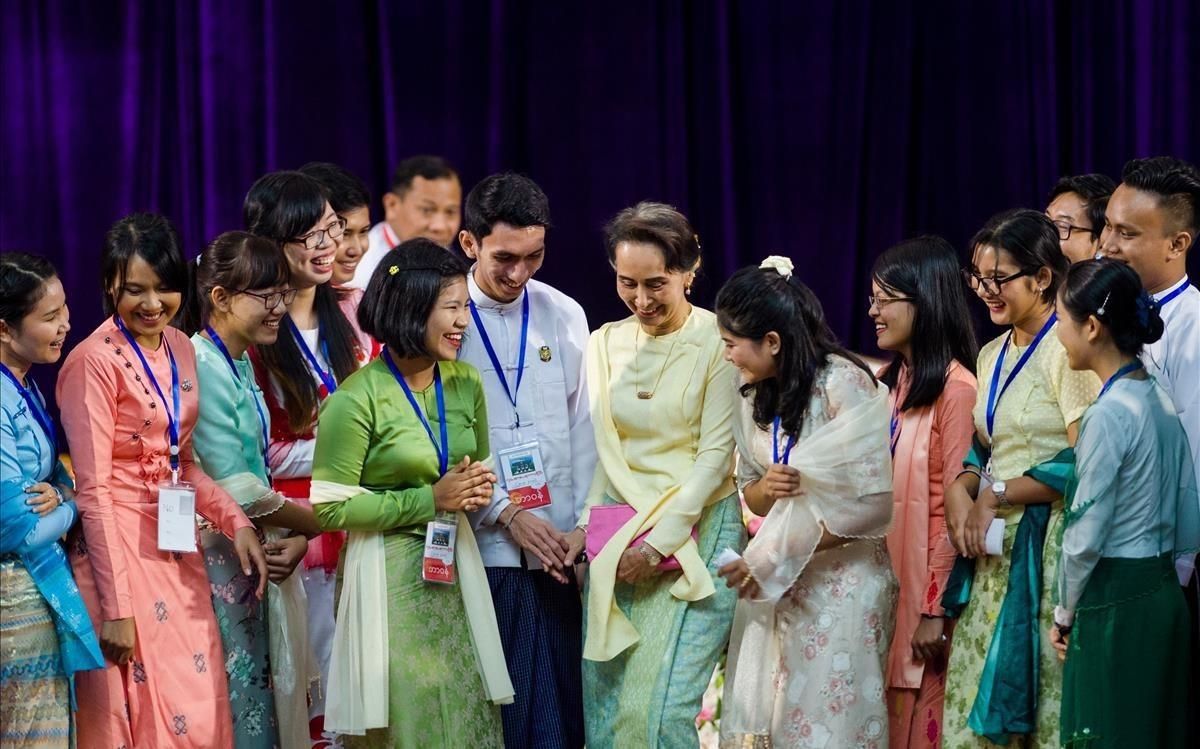 Aung San Suu Kyi, durante un acto con estudiantes en la Universidad de Yangon. Aung San Suu Kyi, durante un acto con estudiantes en la Universidad de Yangon.