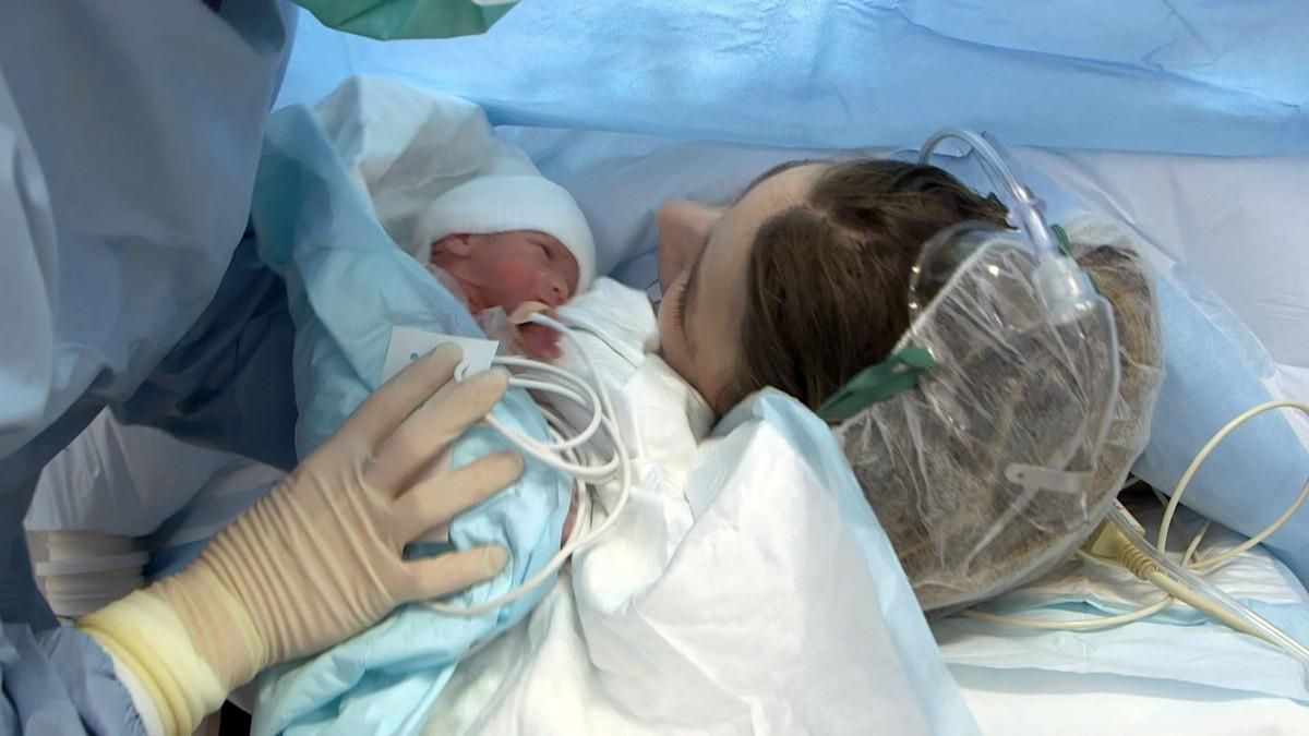 Un bebé y su madre, en el hospital. Un bebé y su madre, en el hospital.
