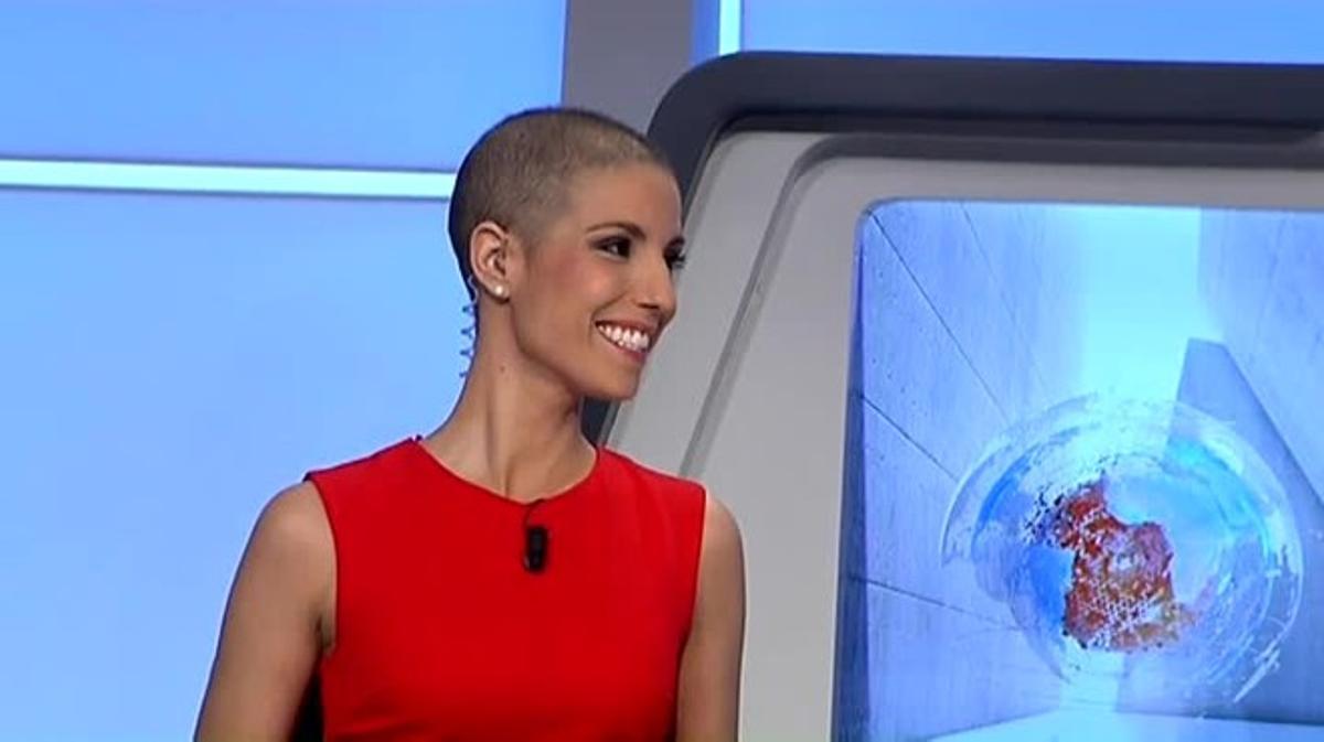 Una presentadora reaparece sin pelo, tras la quimioterapia