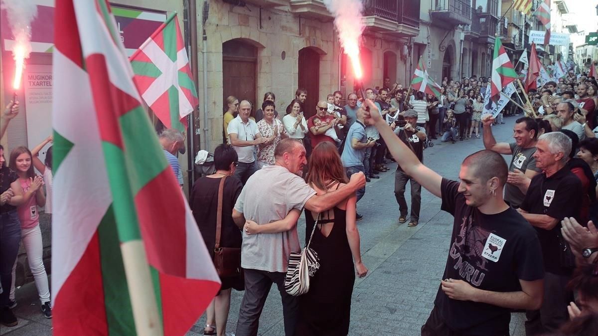 El preso de ETA Xabier Ugarte a su llegada a Oñate, este domingo El preso de ETA Xabier Ugarte a su llegada a Oñate, este domingo