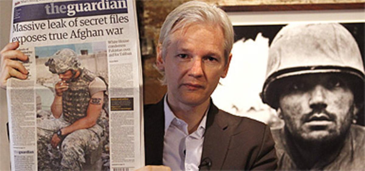 Julian Assange, fundador de wikileaks muestra ’The Guardian’ en Londres.