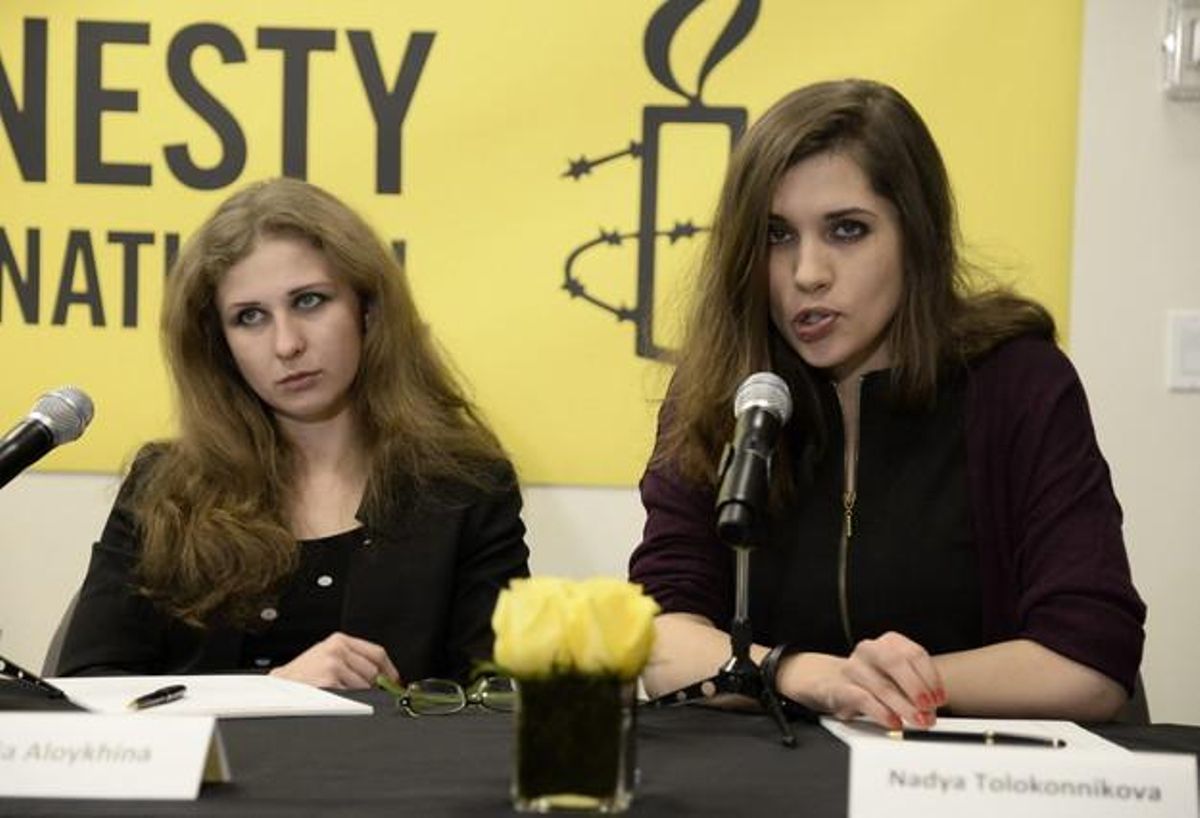 María Aliójina (izquierda) y Nadezhda Tolokónnikova, en la rueda de prensa que han ofrecido este martes en Nueva York. María Aliójina (izquierda) y Nadezhda Tolokónnikova, en la rueda de prensa que han ofrecido este martes en Nueva York.