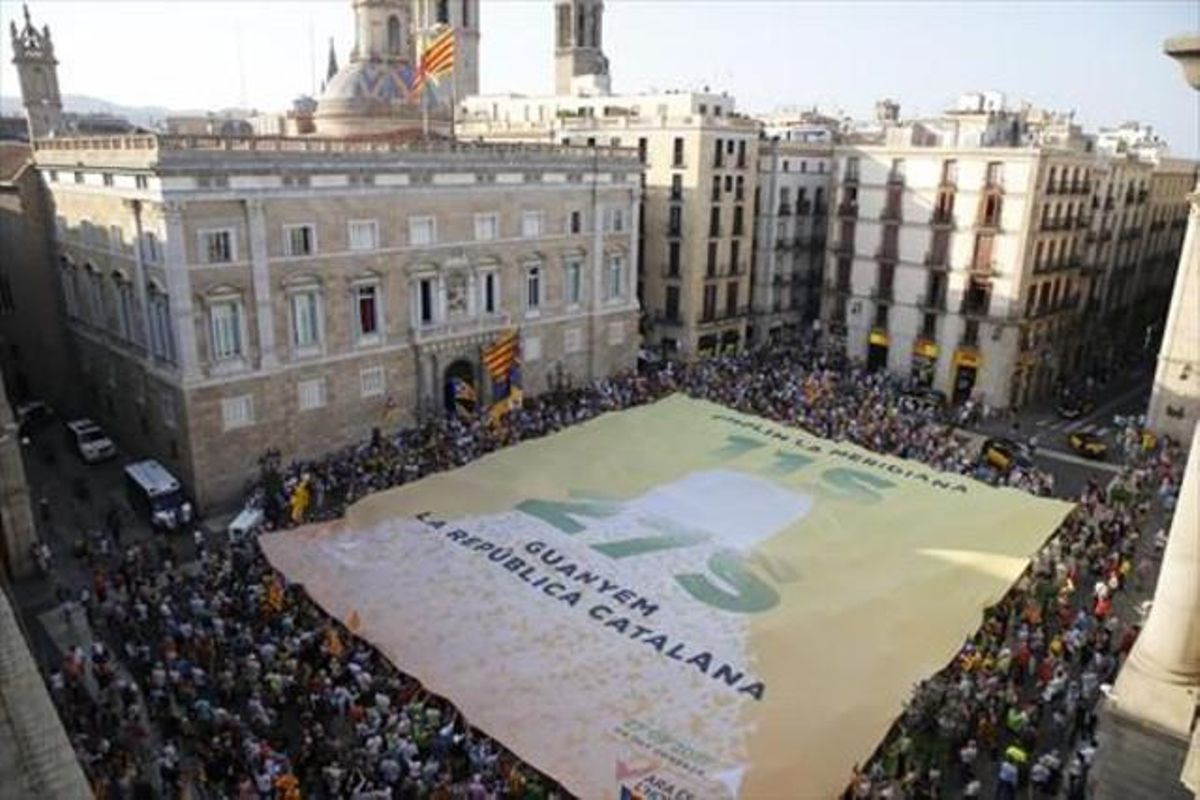 Concentración en la plaza Sant Jaume, este martes, en apoyo al carácter plebiscitario de las elecciones del próximo 27 de septiembre. Concentración en la plaza Sant Jaume, este martes, en apoyo al carácter plebiscitario de las elecciones del próximo 27 de septiembre.
