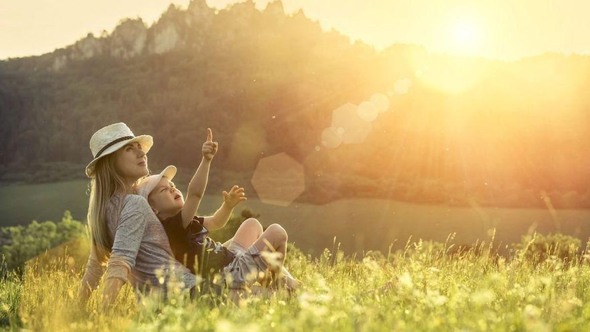 Una familia disfruta de un día en la naturaleza. Una familia disfruta de un día en la naturaleza.