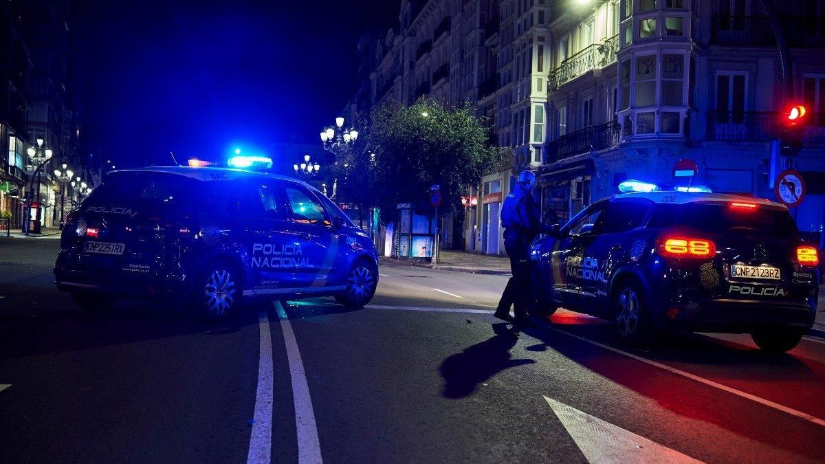 Coches de la Policía Nacional durante el toque de queda. Coches de la Policía Nacional durante el toque de queda.