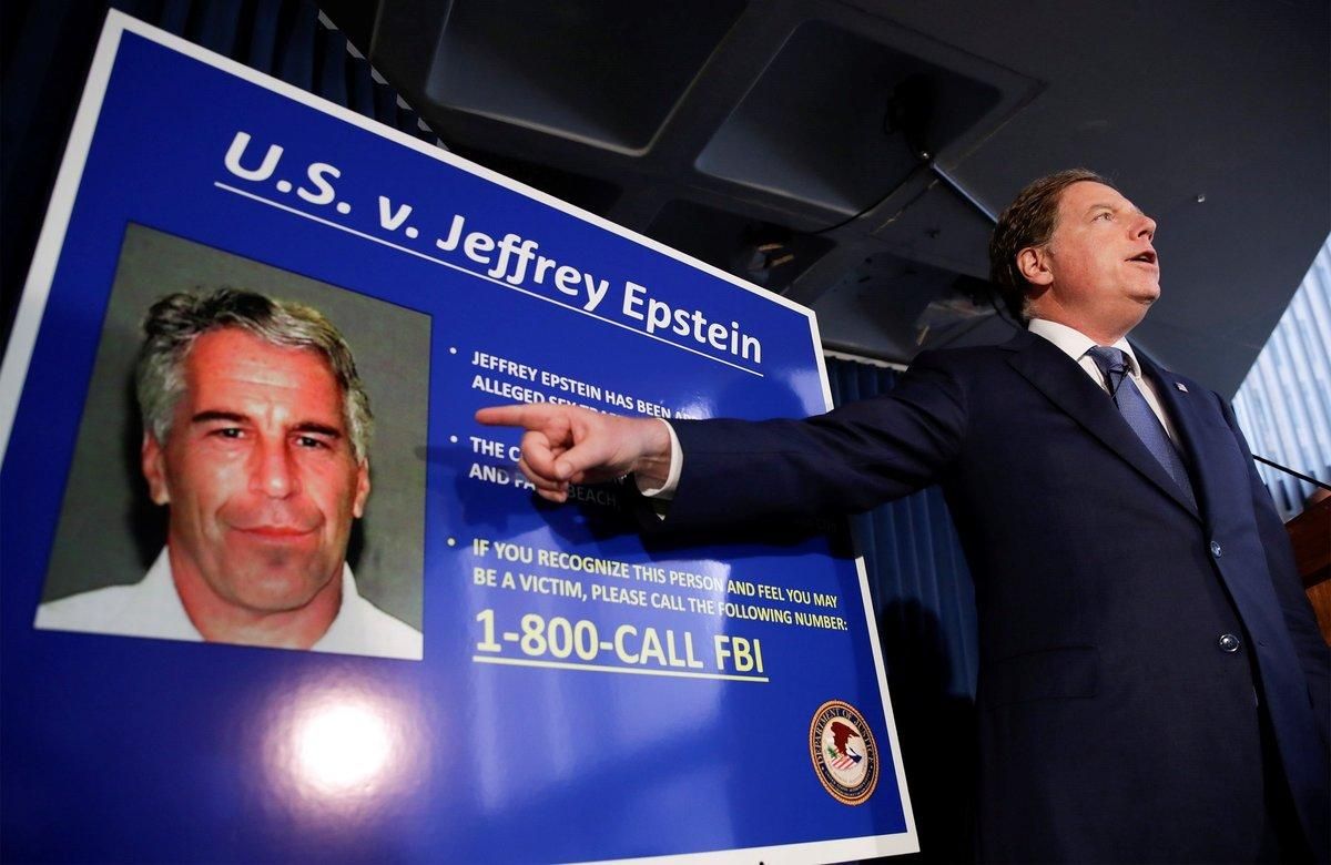 Epstein estaba acusado de crear una red de tráfico sexual de menores hace una década en sus mansiones de Nueva York y Florida. Epstein estaba acusado de crear una red de tráfico sexual de menores hace una década en sus mansiones de Nueva York y Florida.