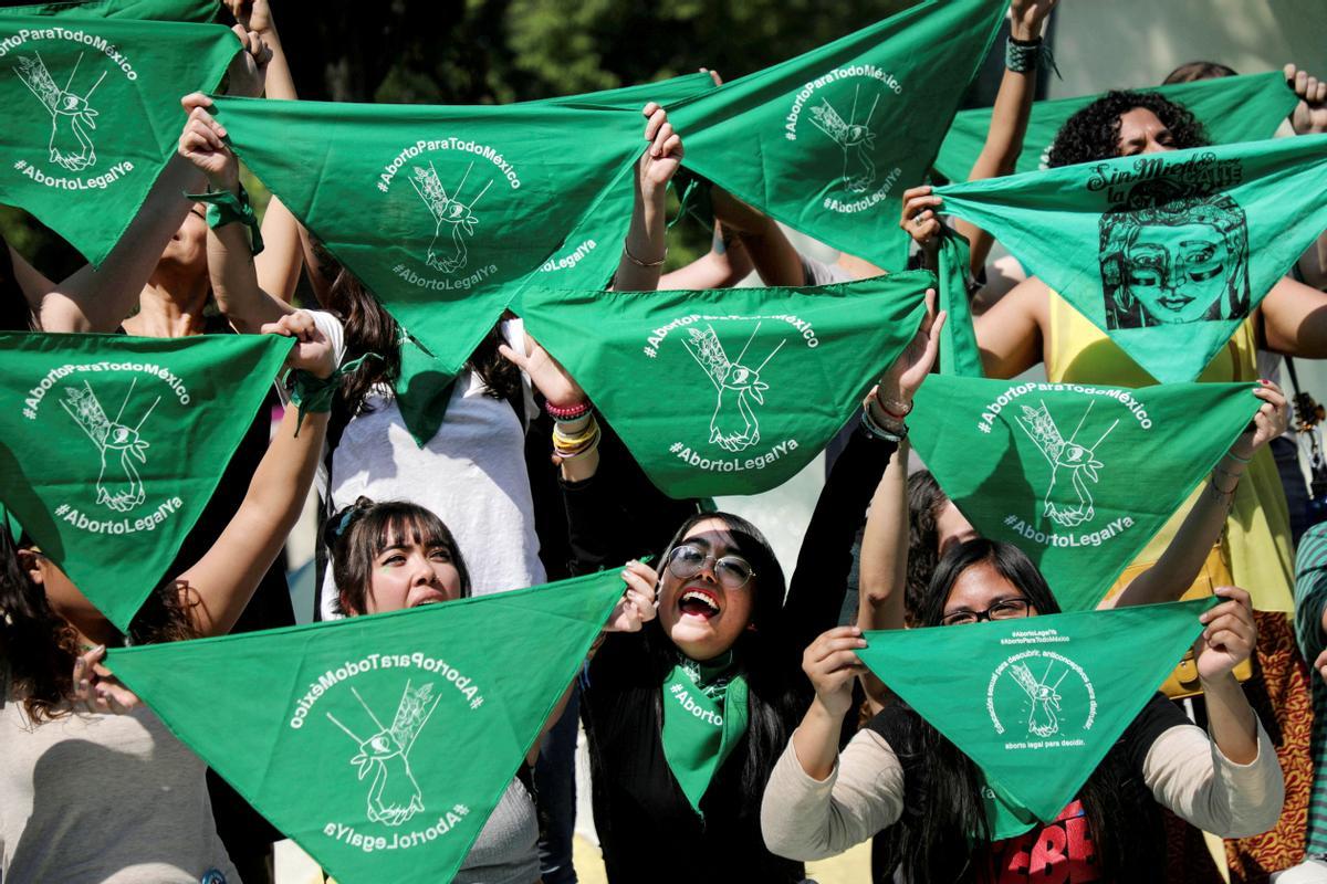 Feministas se reúnen para pedir la legalización del aborto en Ciudad de México.