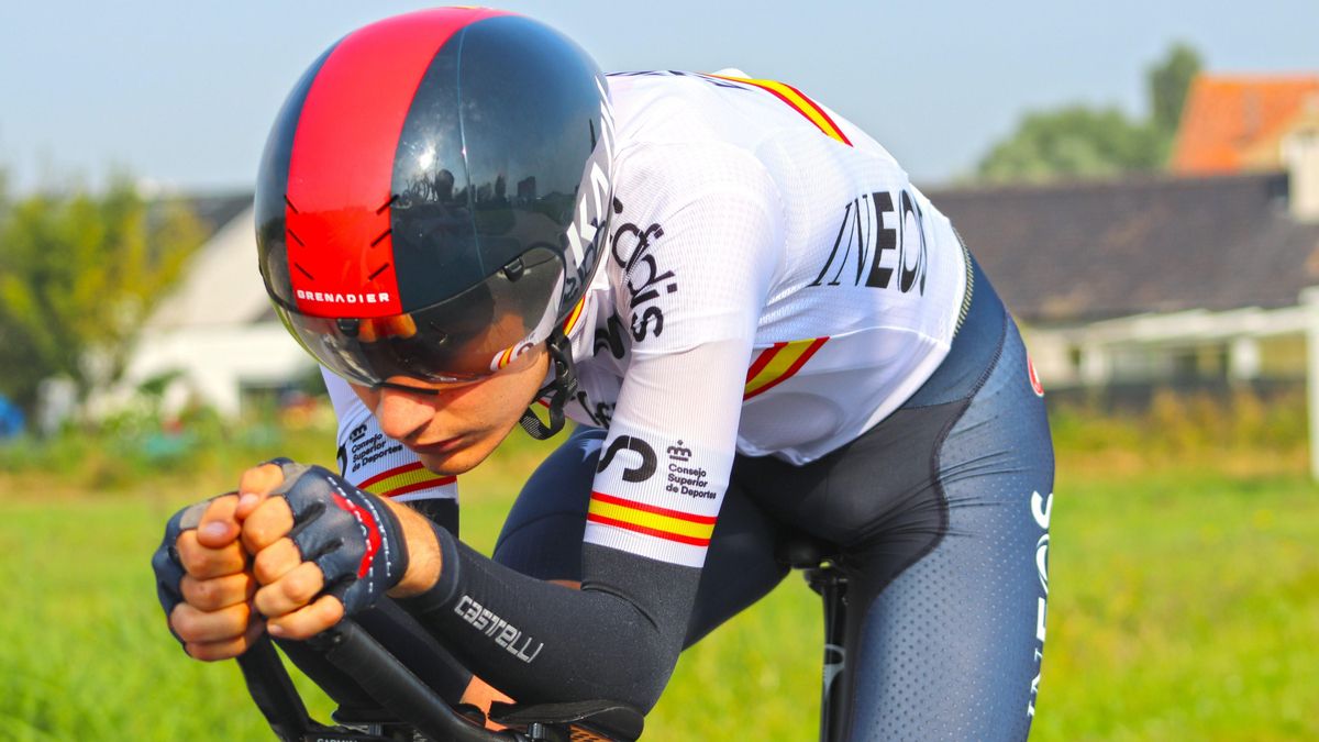 Carlos Rodríguez prepara la contrarreloj individual en las carreteras de Flandes. Carlos Rodríguez prepara la contrarreloj individual en las carreteras de Flandes.