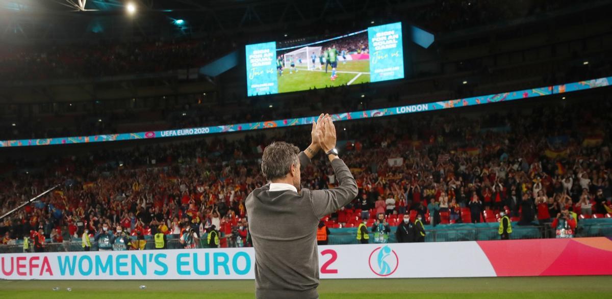 Luis Enrique aplaude a los aficionados españoles en la grada de Wembley tras ser eliminado por Italia. Luis Enrique aplaude a los aficionados españoles en la grada de Wembley tras ser eliminado por Italia.