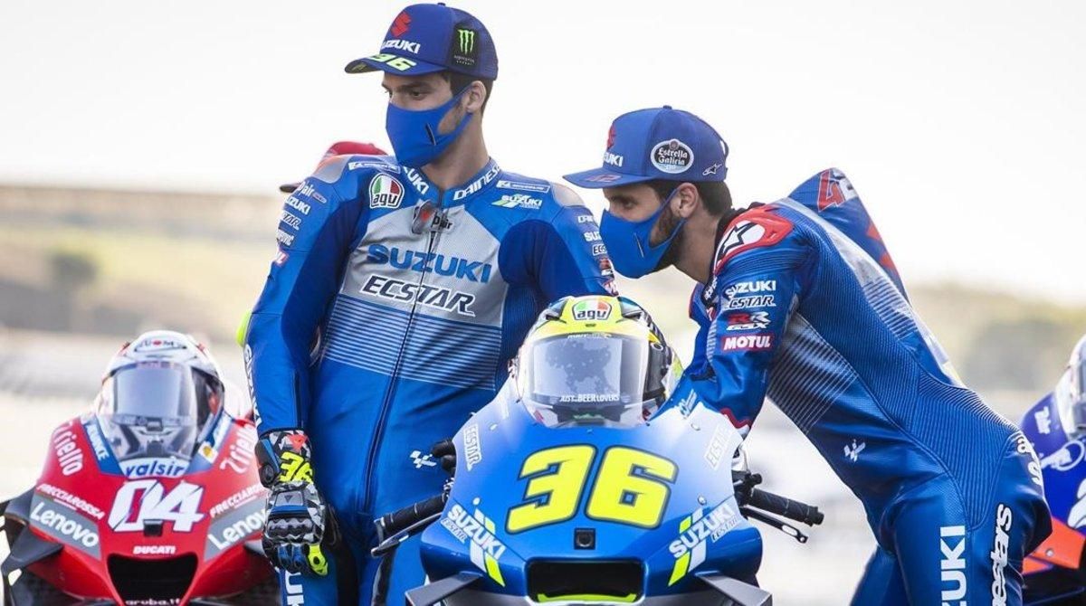 Joan Mir y Alex Rins observan, hoy, en Portimao (Portugal), la moto de un compañero. Joan Mir y Alex Rins observan, hoy, en Portimao (Portugal), la moto de un compañero.