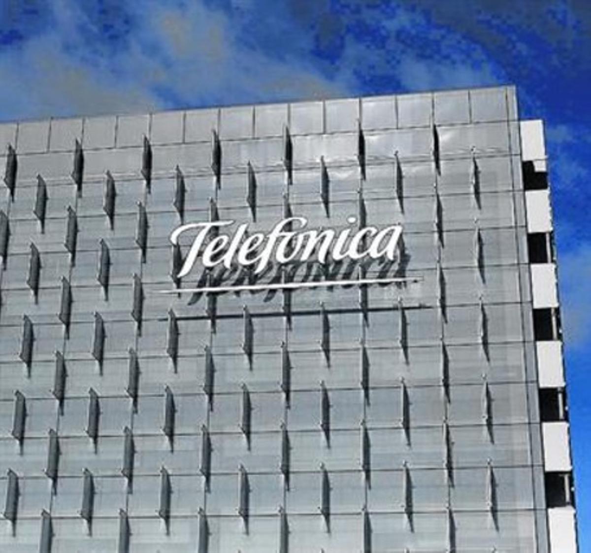 Imagen del cuartel general de Telefónica en Madrid, con el logotipo.