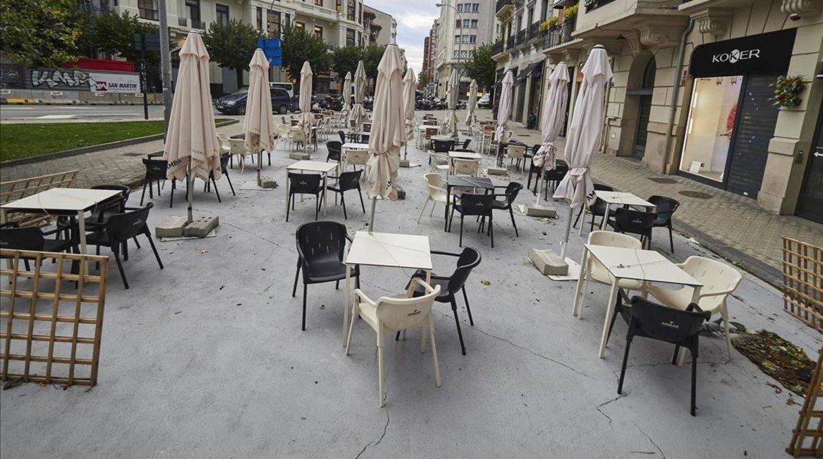 Una terraza vacía de clientes tras las nuevas restricciones impuestas por el Gobierno foral.