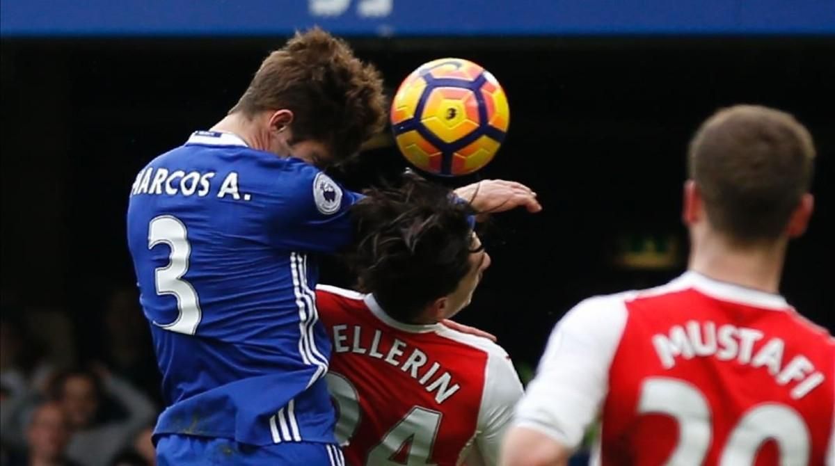 Marcos Alonso remata a gol y golpea duramente con el codo a Bellerín durante el Chelsea-Arsenal. Marcos Alonso remata a gol y golpea duramente con el codo a Bellerín durante el Chelsea-Arsenal.