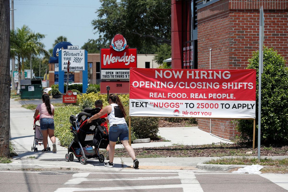 Un cartel de esta semana colocado en un restaurante de la ciudad de Tampa, en Florida, ofrece trabajo. Un cartel de esta semana colocado en un restaurante de la ciudad de Tampa, en Florida, ofrece trabajo.