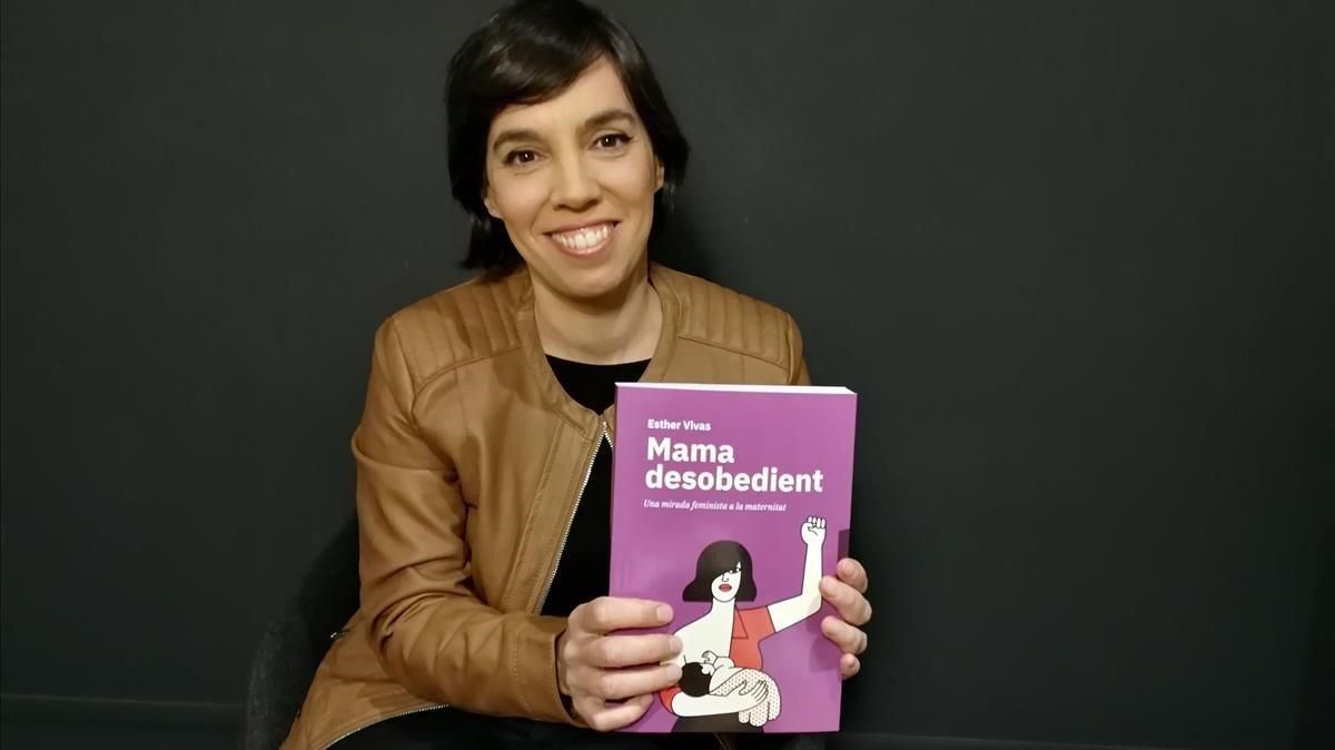 La periodista Esther Vivas con su nuevo libro. La periodista Esther Vivas con su nuevo libro.